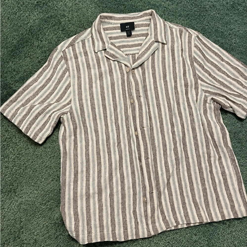 H&M Casual Short Sleeve Button-Down Shirt in Cream & Brown Stripes